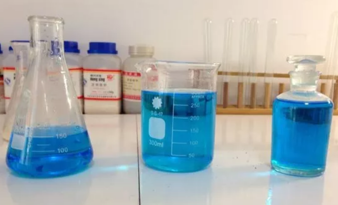 游泳池的水那么蓝，是加了硫酸铜吗？